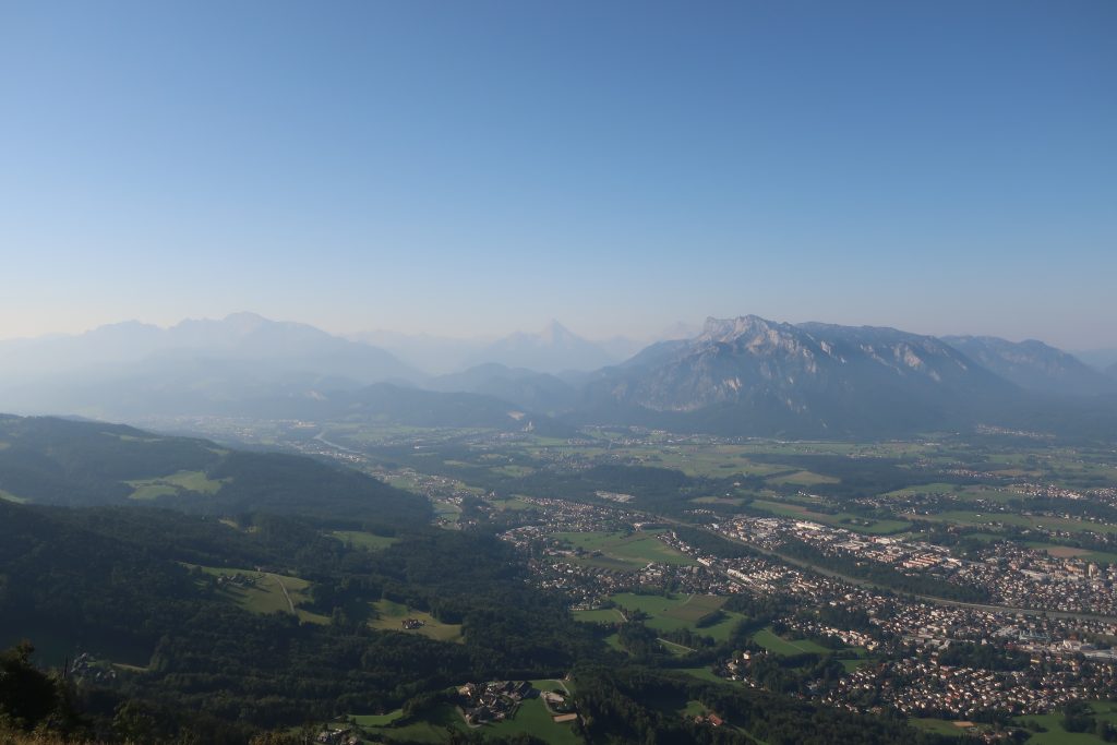 Blick auf die Stadt Salzburg, Watzmann, und Untersberg