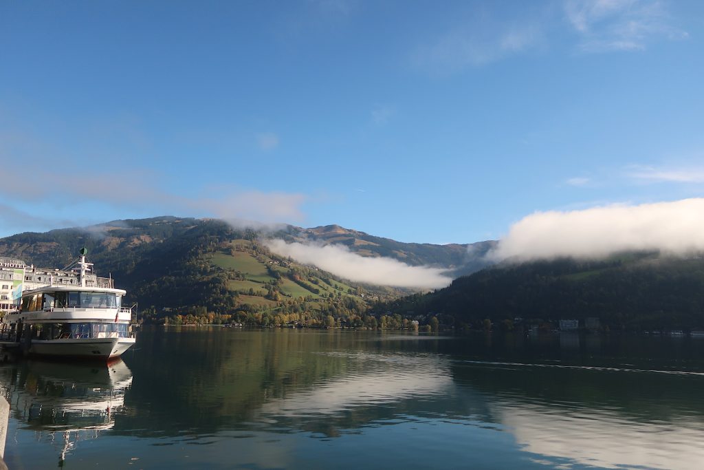 Zeller See mit Schiff und Bergen und Wolken