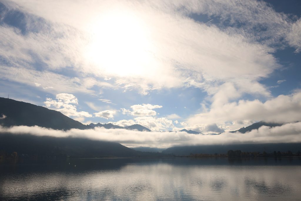 Zeller See mit Bergen und Wolken