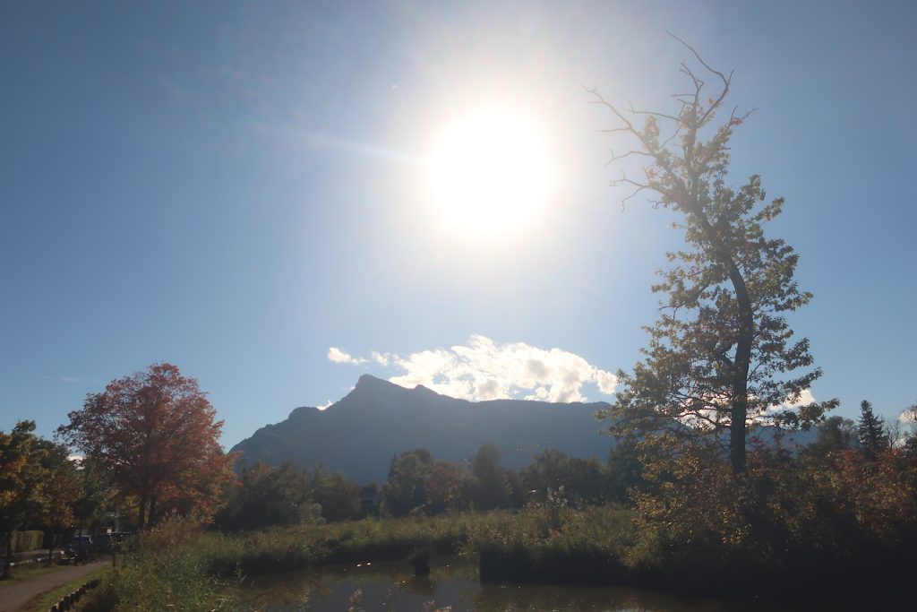 Untersberg und Sonne und bunte Bäume