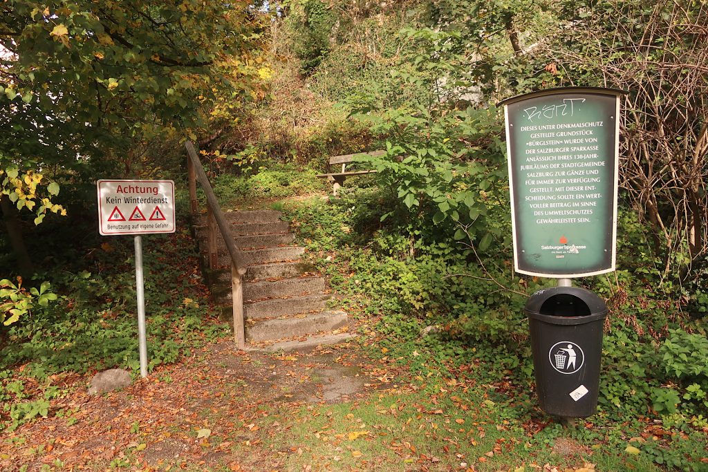 Zugang von der Straße aus mit Treppe und Schildern (u.a. kein Winterdienst)
