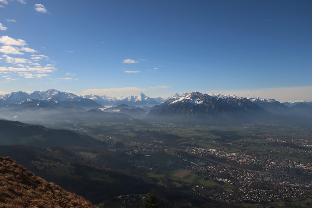 Blick vom Gaisberg in Richtung Süden auf Salzburg Süd die Berge (mit Watzmann und Untersberg) und die Salzach