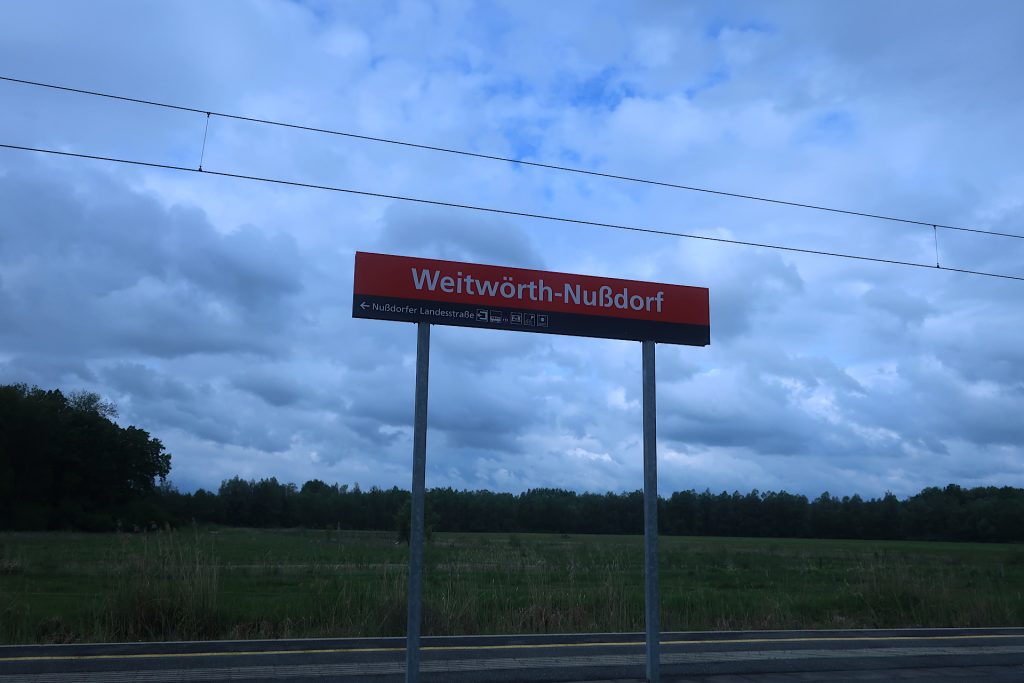 Blick von der Bahnstation Weitwörth-Nussdorf in Richtung Au